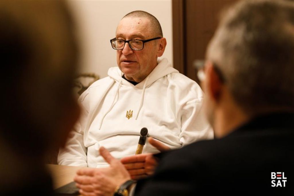 Александр Федута отвечает на вопросы аудитории во время встречи в приходе Святого Александра. Варшава, Польша. 27 декабря 2025 года. Фото: Белсат