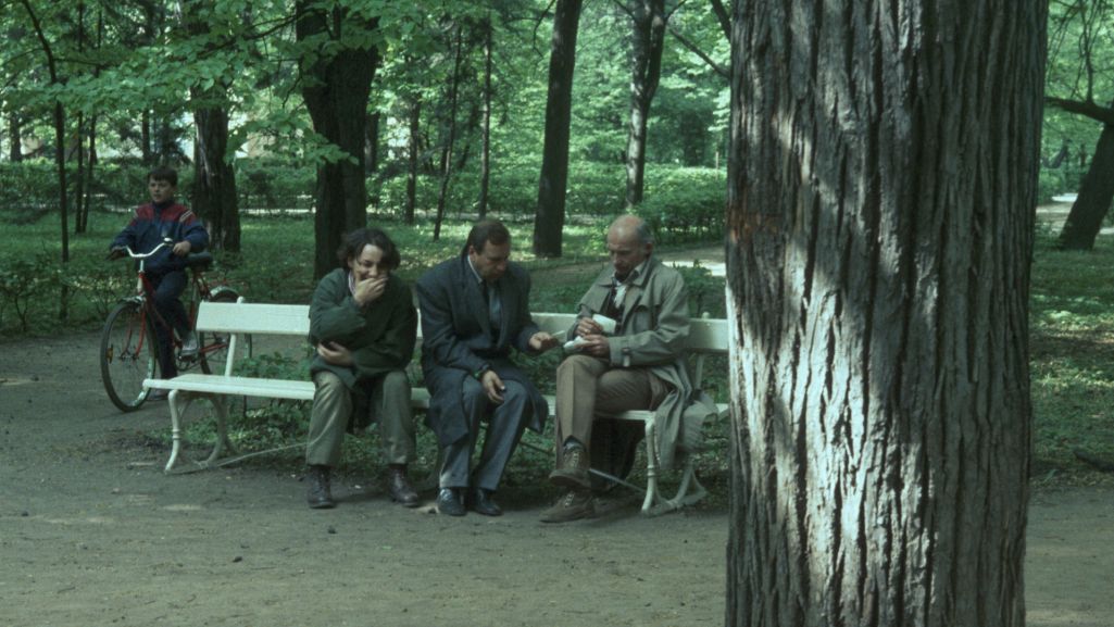 W filmie „Dekalog X” aktor zagrał kolekcjonera znaczków oferującego bohaterom nietypową transakcję. Fot. Materiały prasowe TVP