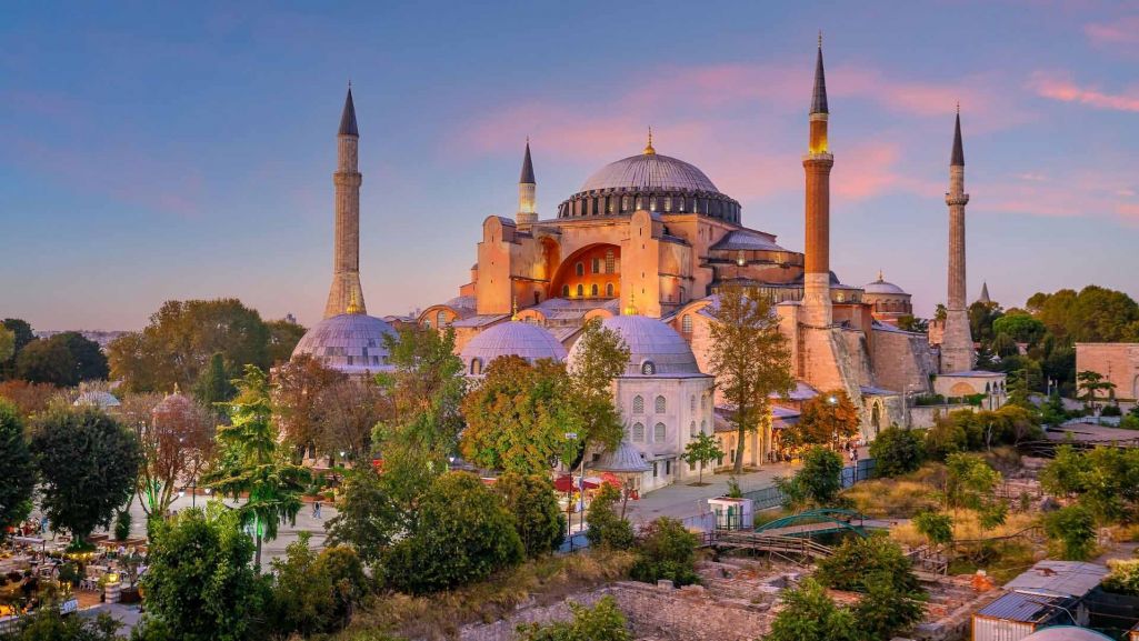 Hagia Sophia o zachodzie słońca. Stambuł, Turcja. Fot. f11photo/ Shutterstock