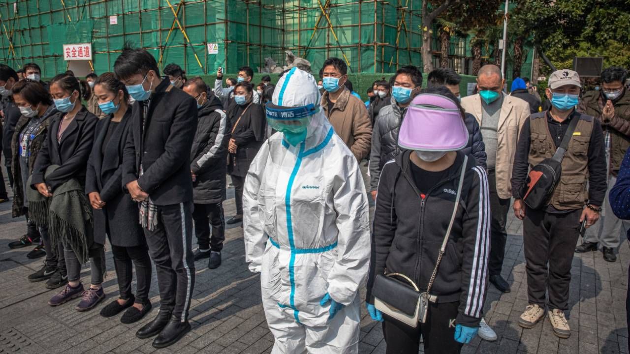 Sobotę ogłoszono w Chinach dniem żałoby narodowej; koronawirus wg oficjalnych danych zabił tam ponad 3,3 tys. osób (fot. 	PAP/EPA/ROMAN PILIPEY)