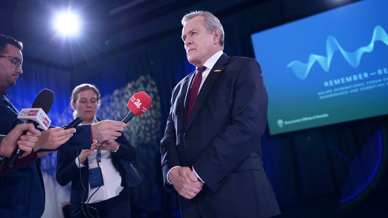 Wicepremier, minister kultury, dziedzictwa narodowego i sportu Piotr Gliński (P) podczas wypowiedzi dla mediów w trakcie Międzynarodowego Forum Pamięci o Holokauście i Zwalczania Antysemityzmu w Malmo (fot. PAP/M.Obara) Wicepremier, minister kultury, dziedzictwa narodowego i sportu Piotr Gliński (P) podczas wypowiedzi dla mediów w trakcie Międzynarodowego Forum Pamięci o Holokauście i Zwalczania Antysemityzmu w Malmo (fot. PAP/M.Obara)