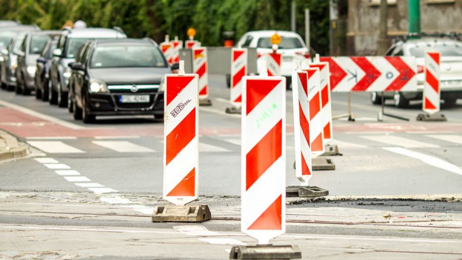  Poznań: zakaz parkowania na ul. Krysiewicza, transport drzew (fot. Bartosz Jankowski/ZDM)