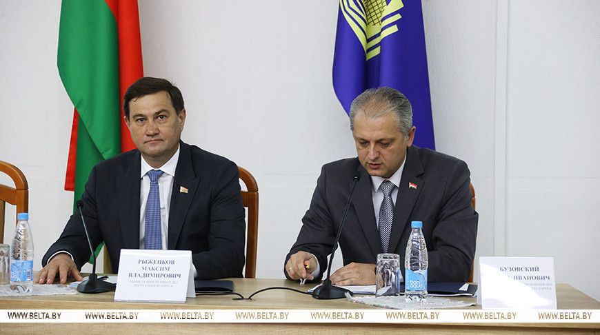 Міністр замежных справаў Максім Рыжанкоў падчас размовы з прадстаўнікамі СМІ. (Фота: БелТА)