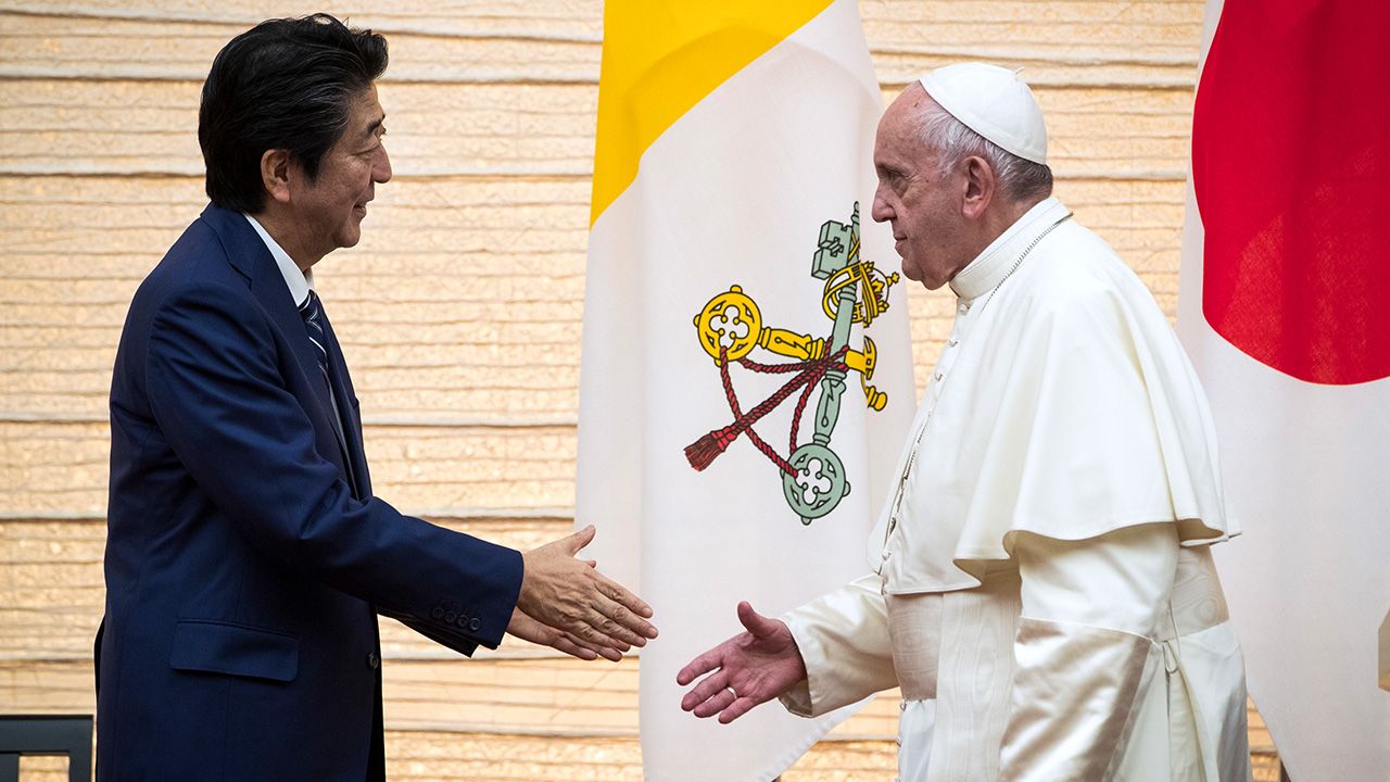 Papież Franciszek i premier Japonii Shinzō Abe odbyli prywatne spotkanie (fot. PAP/EPA/BEHROUZ MEHRI / POOL) Papież Franciszek i premier Japonii Shinzō Abe odbyli prywatne spotkanie (fot. PAP/EPA/BEHROUZ MEHRI / POOL)