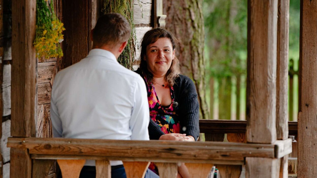 Po romantycznym spotkaniu z Michałem Basia wróciła z promiennym uśmiechem, wyraźnie poruszona otwartością i zaangażowaniem, jakie usłyszała z jego strony. Fot. Piotr Matey/TVP