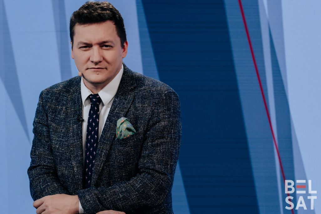 Палітолаг Дзмітрый Балкунец у варшаўскай студыі «Белсату», Польшча. 24 студзень 2023 года. (Фота: Саша Альтэр / Белсат)