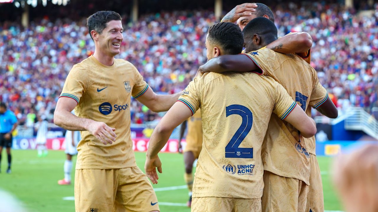 Robert Lewandowski zdaje się łapać wspólny język z piłkarzami Barcelony (fot. Getty)