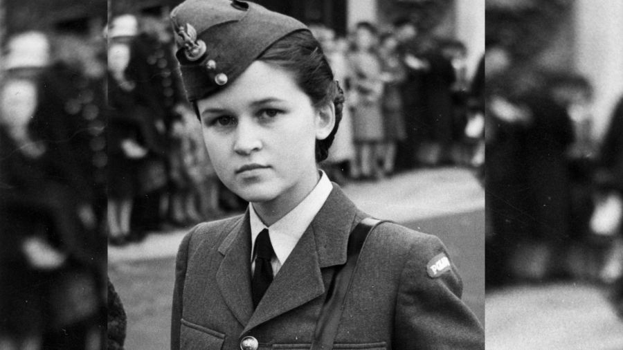 Maria Barr, żona squadron leadera Filipa Rexa Barra ze 107. Dywizjonu RAF – oficera o polskim pochodzeniu, który nie powrócił do bazy po zadaniu bojowym – odebrała  8 czerwca 1943 roku w Pałacu Buckingham z rąk samego króla Jerzego VI, przyznany mężowi Krzyż Wybitnej Służby Lotniczej.  Piękna Polka i jej mundur przykuła uwagę fotoreporterów i dziennikarzy. O czym doniósł trzy dni później i okrasił zdjęciem „Dziennik Polski”. Fot. Z archiwum IPN