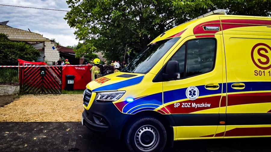 Do zawalenia się budynku gospodarczego doszło w miejscowości Lgota Górna, w powiecie myszkowskim. Fot. Śląska Policja