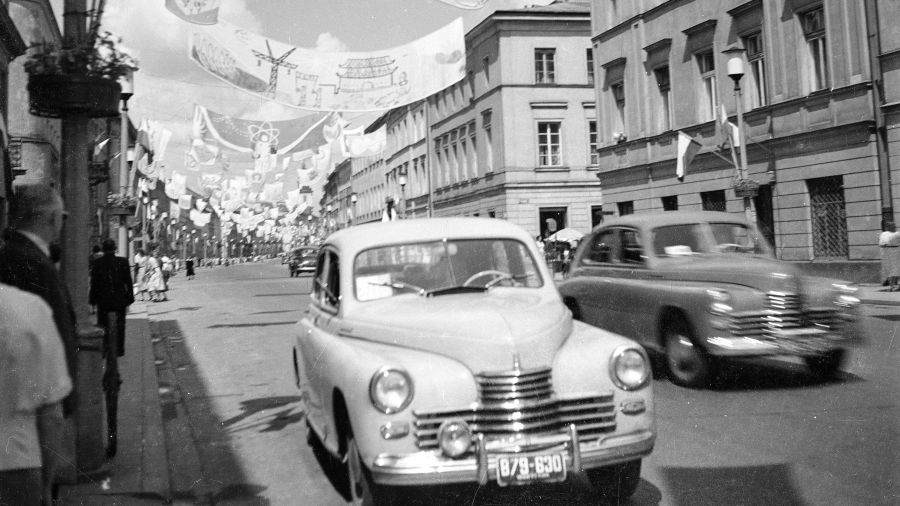 Dekoracje w Warszawie z okazji V Światowego Festiwalu Młodzieży i Studentów w 1955 r. Ulica Nowy Świat od strony Alej Jerozolimskich w kierunku ulicy Świętokrzyskiej. Fot. NAC/Archiwum Fotograficzne Zbyszka Siemaszki, sygnatura: 51-370-20