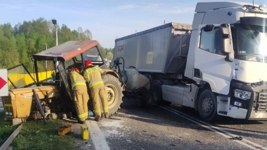 TIR zderzył się z ciągnikiem rolniczym (Fot. PSP Sandomierz) 