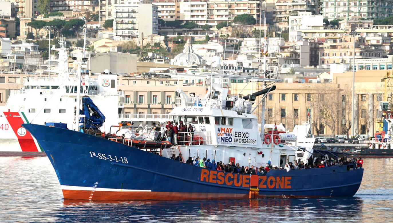 Migranci najczęściej przedostają się do Włoch, dopływając na Sycylię. (Fot. Gabriele Maricchiolo/NurPhoto; Getty Images)