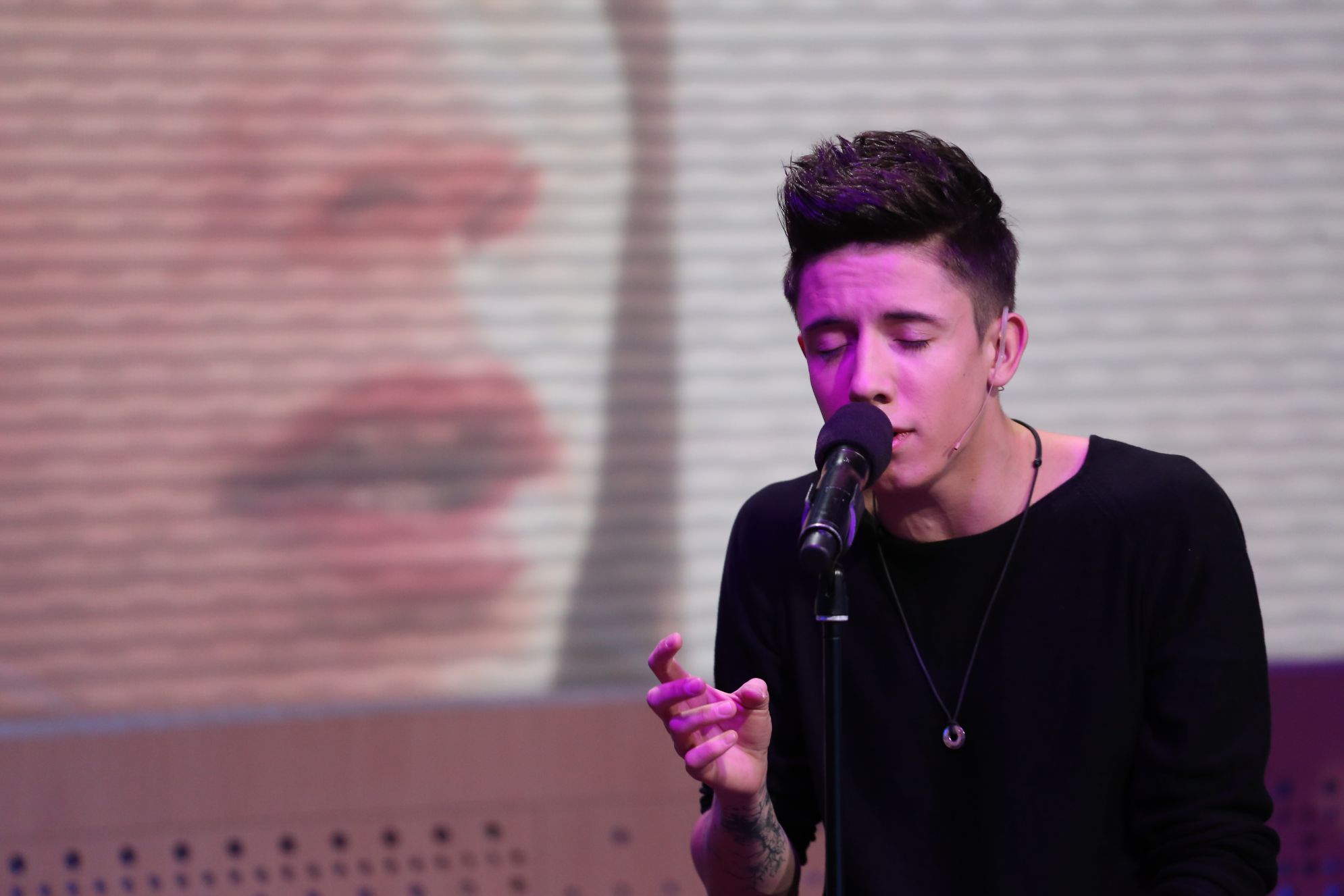 Dawid Kwiatkowski na scenie PnŚ w utworze  „Droga” /fot. Agencja Forum/