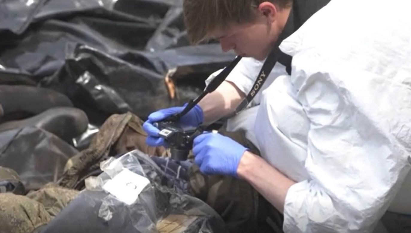Ukrainian forensic expert working on identifying a dead Russian serviceman. Photo: EBU/Zaborona News