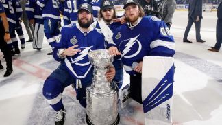 Hokeiści Tampa Bay Lightning z Pucharem Stanleya (fot. Getty)