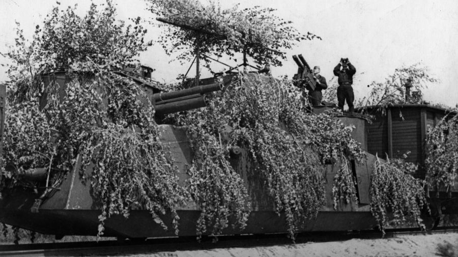 Druga wojna Światowa. Sierpień 1941. Radziecki pociąg pancerny otwiera ogień do samolotów niemieckich. Fot. Sovfoto / UIG via Getty Images