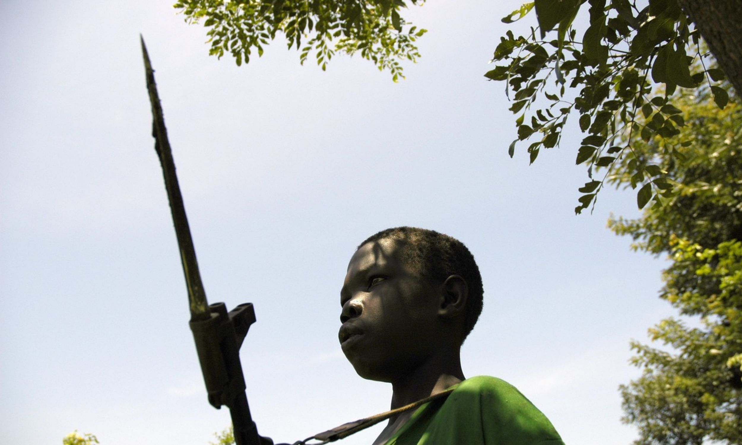 Один із багатьох хлопців, які воюють в «Армії опору Господа» (Lord's Resistance Army - LRA), охороняє свого лідера Джозефа Коні, 31 липня 2006 року в Південному Судані. Фото: Adam Pletts/Getty Images