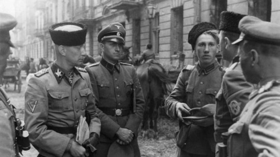SS-Gruppenführer Heinz Reinefarth, tzw. Kat Woli (po lewej w czapce „kubance”), generał policji i Waffen-SS oraz żołnierze 3 Pułku Kozaków płk. Jakuba Bondarenki w okolicach ul. Wolskiej. Bondarenko przed powstaniem był dowódcą 5 Pułku Piechoty Kozaków Kubańskich. Fot, autor nieznany - Stanislaw Kopf (1994) 63 dni, Warszawa: Wydawn. Bellona, http://web.archive.org/http://www.warsawuprising.com/photos.htm i http://web.archive.org, Domena Publiczna, Wikimedia Commons