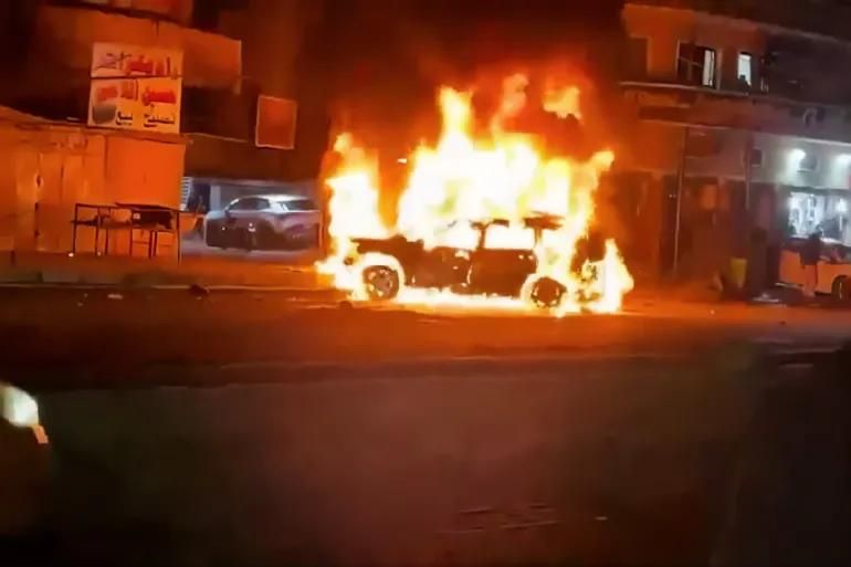 Аўтамабіль, падарваны ў выніку атакі беспілотніка. У ім былі лідары іракскіх брыгадаў «Хізбулы». Крыніца: aljazeera.net