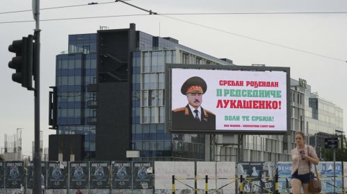 Жанчына праходзіць міма вялікага экрану, на якім намаляваны кіраўнік Беларусі Аляксандр Лукашэнка, з надпісамі: «З днём нараджэння, прэзідэнт Лукашэнка!» і «Сербія любіць цябе!» у Бялградзе, Сербія. 30 жніўня 2025 года. Фота: Darko Vojinovic / AP Photo / East News