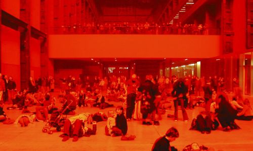 Ludzie odwiedzający Tate Modern widzieli się wzajemnie, lecz nieostro. Kontury i barwy rozmazywały się we mgle. Fot. In Pictures Ltd./Corbis via Getty Images