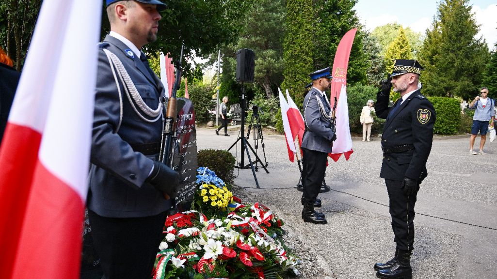 An officer of the Gdańsk City Guard (municipal police) saluting the memorial of victims of Soviet repressions. Gdańsk, Poland, 11 August, 2024. Photo: PAP/Marcin Gadomski