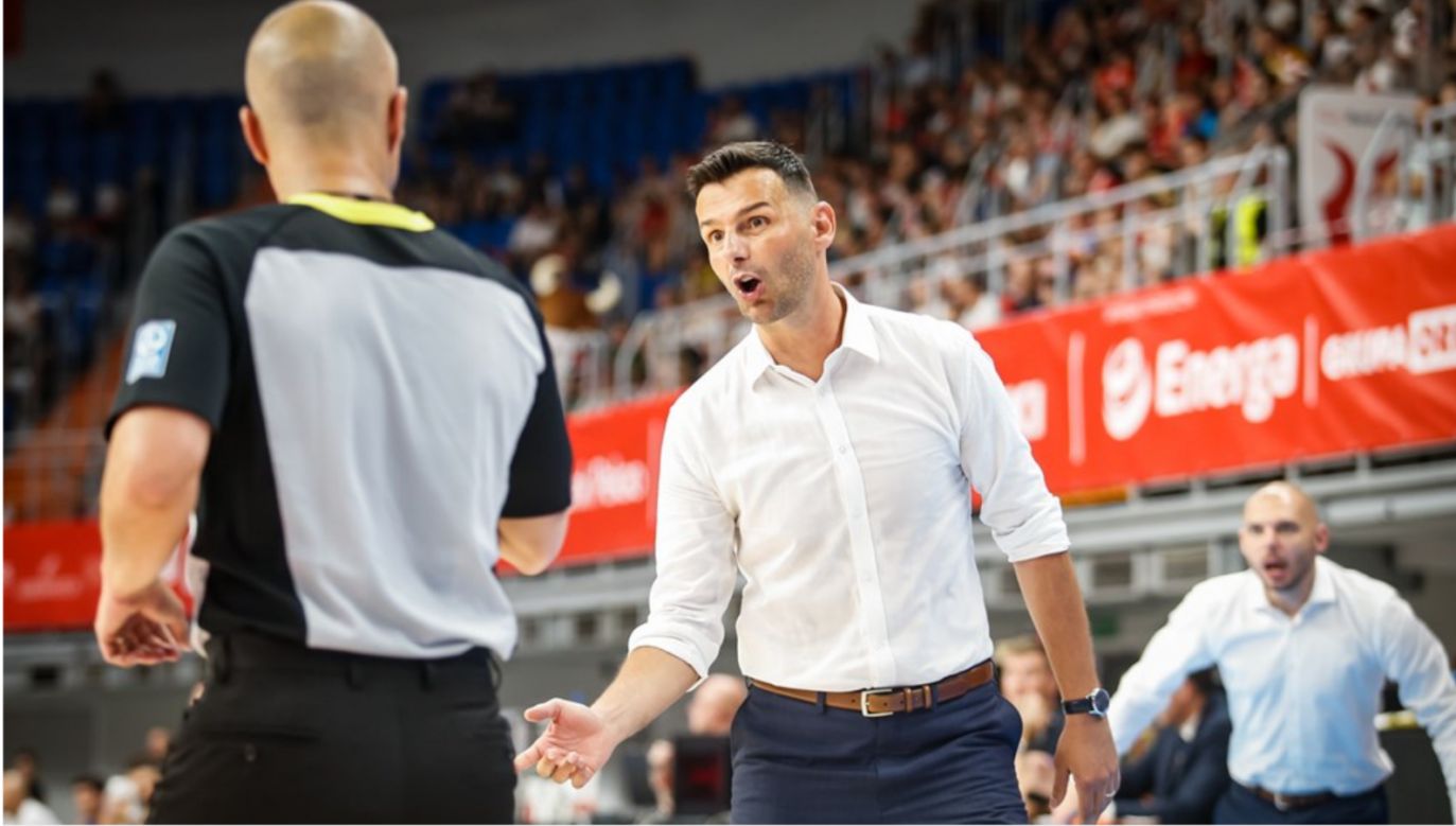 Trener Igor Milicić w trakcie meczu z Izraelem (fot. FIBA).