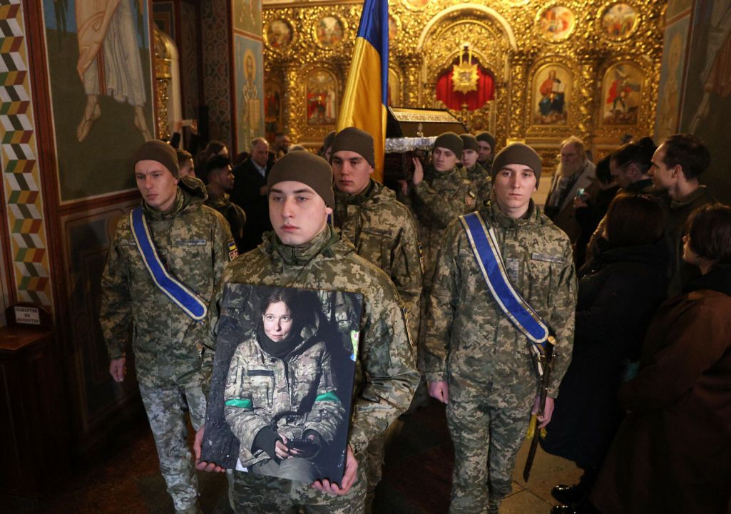 Здымак мае ілюстарцыйны характар. Украінскія вайскоўцы нясуць партрэт і труну нямецкай грамадзянкі і добраахвотніцы Дыяны Вагнэр, якая загінула на ўсходзе Украіны, падчас адпявання ў Міхайлаўскім саборы ў Кіеве, Украіна. 14 лютага 2024 года. (Фота: Anatolii Stepanov / AFP / East News)