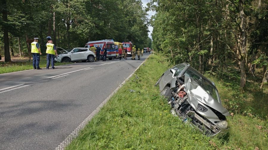 Wypadek na DW152. Jedna osoba ranna (fot. PSP Łobez)