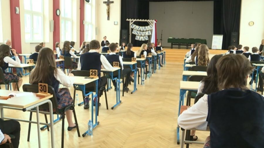 Egzamin ósmoklasisty. Test wiedzy kończący podstawówkę (fot. archiwum TVP3 Szczecin)