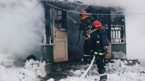 Беларускія ратаўнікі тушаць пажар у хаце. Фота: 112by / Instagram