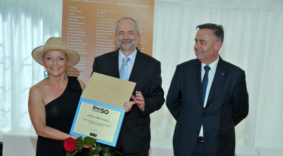 Małgorzata Ostrowska z jubileuszową nagrodą (fot. Ireneusz Sobieszczuk/TVP)