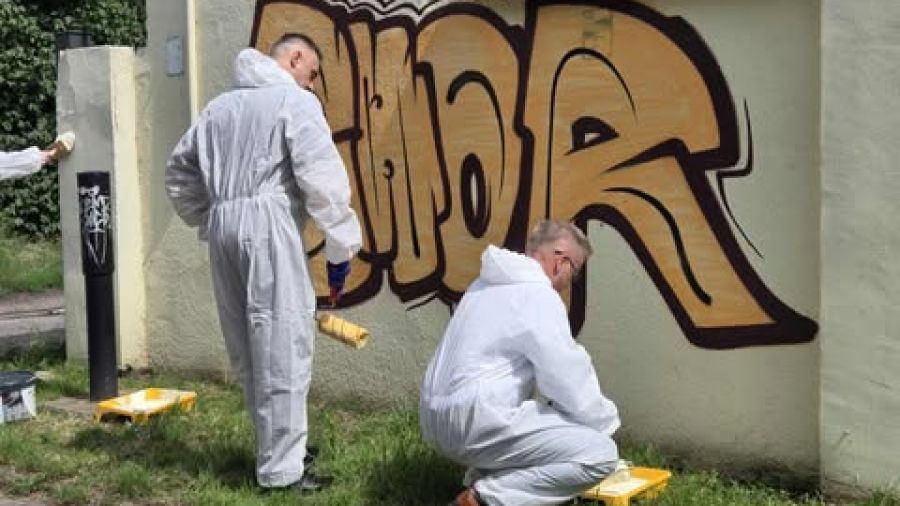 W Grudziądzu przeprowadzono akcję czyszczenia miasta we współpracy z zakładem karnym (fot. Miłosz Drężek)