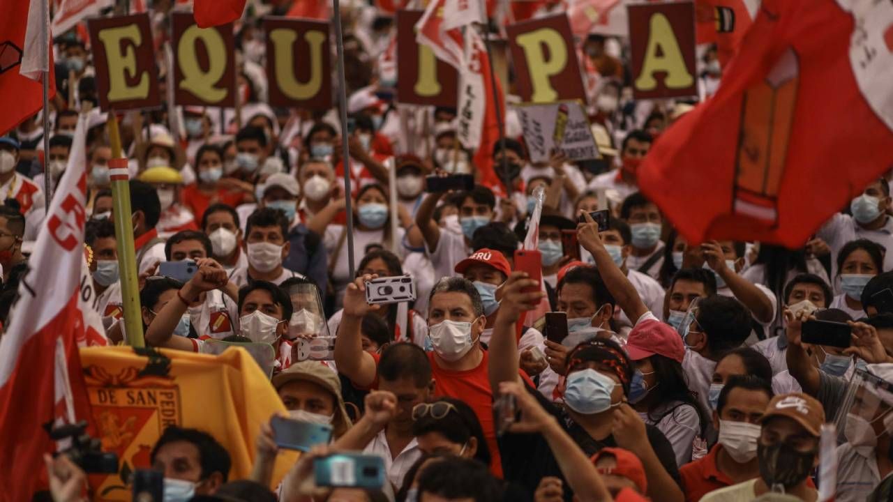 Przed niedzielnymi wyborami w Peru odbywały się liczne manifestacje (fot. PAP/EPA/Aldair Mejia) Przed niedzielnymi wyborami w Peru odbywały się liczne manifestacje (fot. PAP/EPA/Aldair Mejia)