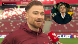 Jan Urban i Matty Cash (fot. Getty Images/TVP) Na zdjęciu uchwycono wymowny moment z meczu reprezentacji Polski, który doskonale wpisuje się w narrację o pozytywnych zmianach pod wodzą Jana Urbana. Trener, ubrany w ciemną marynarkę i jasne spodnie, z zaangażowaniem rozmawia z Mattym Cashem — obrońcą w białym trykocie z czerwonymi akcentami i numerem 2 na plecach. Ich gesty i mimika sugerują wzajemny szacunek i zrozumienie (fot. Getty Images)