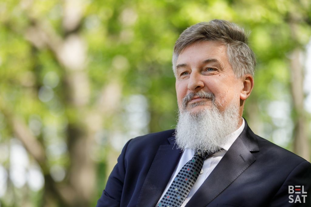 Артур Міхальскі, адмысловы прадстаўнік Міністэрства замежных справаў Польшчы ў сувязях з дэмакратычнымі сіламі Беларусі падчас інтэрвʼю ў парку Каралеўскія Лазенкі. Варшава, Польшча. 29 красавіка 2024 года. (Фота: Белсат)
