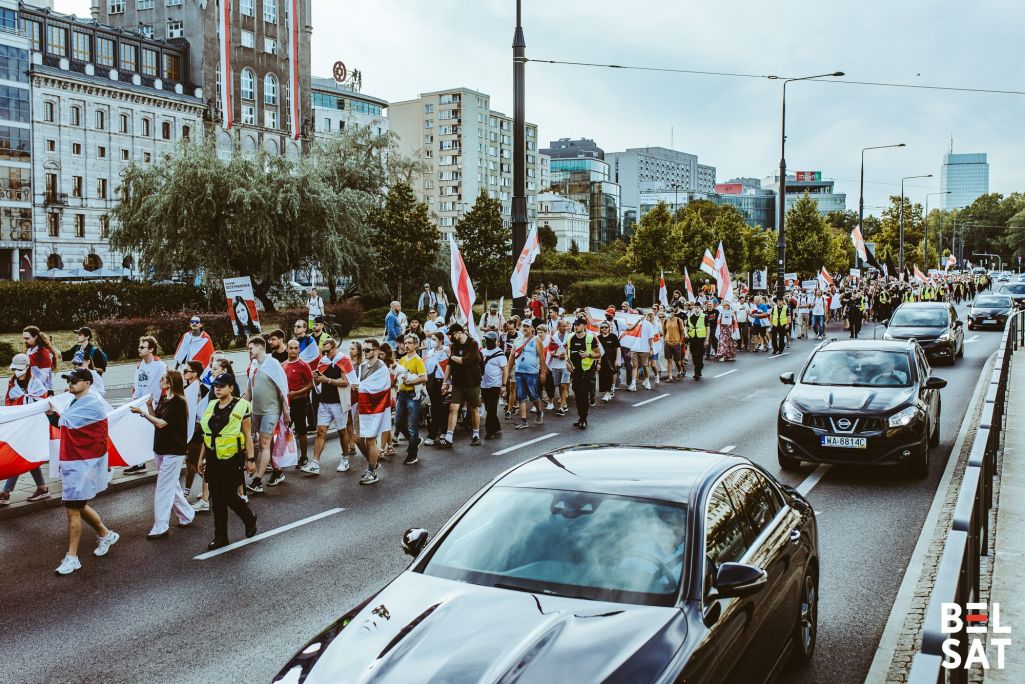 Калона удзельнікаў маршу ідзе да помніка Каперніку, дзе мусіць адбыцца мітынг. У Варшаве прайшоў марш прысвечаны 4 гадавіне выбараў і пратэстаў 2020 году. Варшава, Польшча. 9 жніўня 2024 года. Фота: Белсат