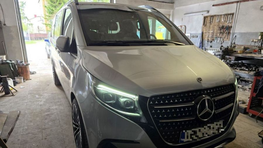 Okazało się, że kupiony za granicą mercedes został skradziony. Auto zabrali policjanci  (Fot. policja)