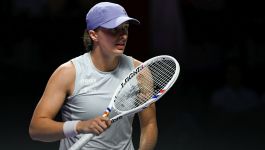 Polska tenisistka podczas meczu WTA Finals trzyma rakietę i koncentruje się przed kolejnym punktem. Iga Świątek przegrała z Eleną Rybakiną, mimo dobrego początku spotkania, a o jej awansie do półfinału zadecyduje kolejny mecz