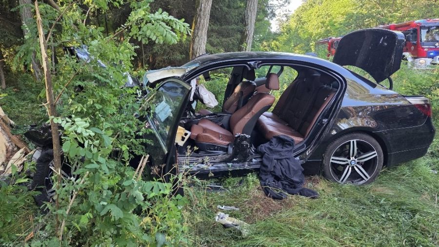 Wypadek Człopa DW177 – auto uderzyło w drzewo, jedna osoba ranna (fot. FB/OSP Tuczno)