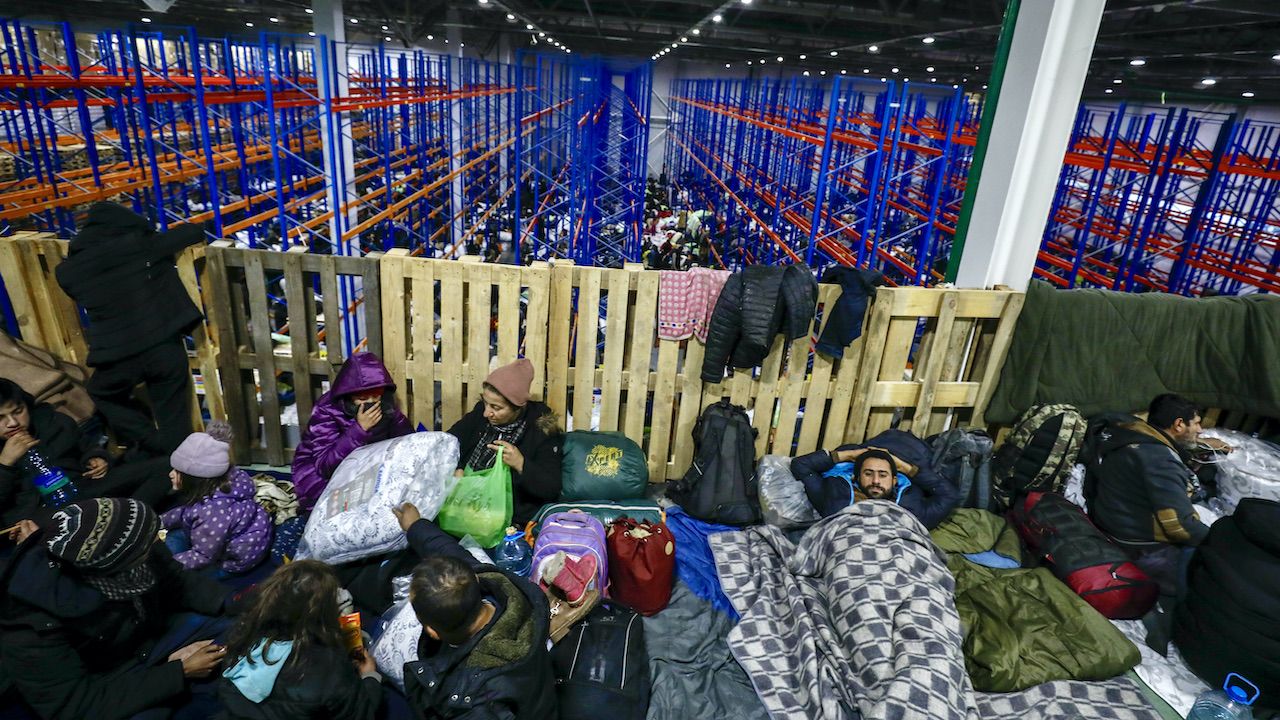 Białorusini likwidują obozowisko w hali w Bruzgach (fot. Sefa Karacan/Anadolu/Getty Images)