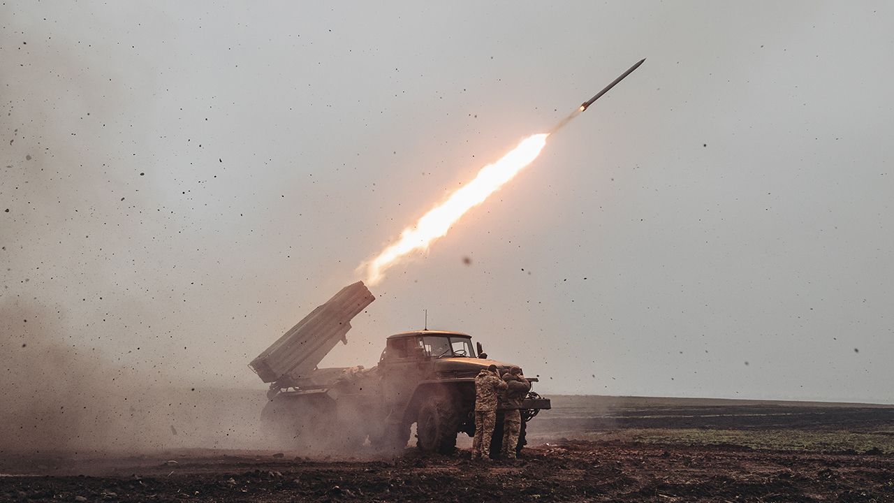 CNN odnotowuje, że Ukraina nie może stosować broni przekazywanej przez Zachód do atakowania celów strategicznych na terytorium Rosji (fot. Diego Herrera Carcedo/Anadolu Agency via Getty Images; zdjęcie ilustracyjne)