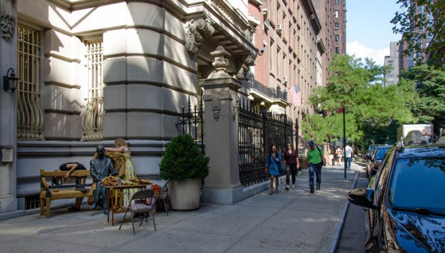 Rzeźba stoi przed Konsulatem Generalnym RP w Nowym Jorku (fot. Diego Britt)
