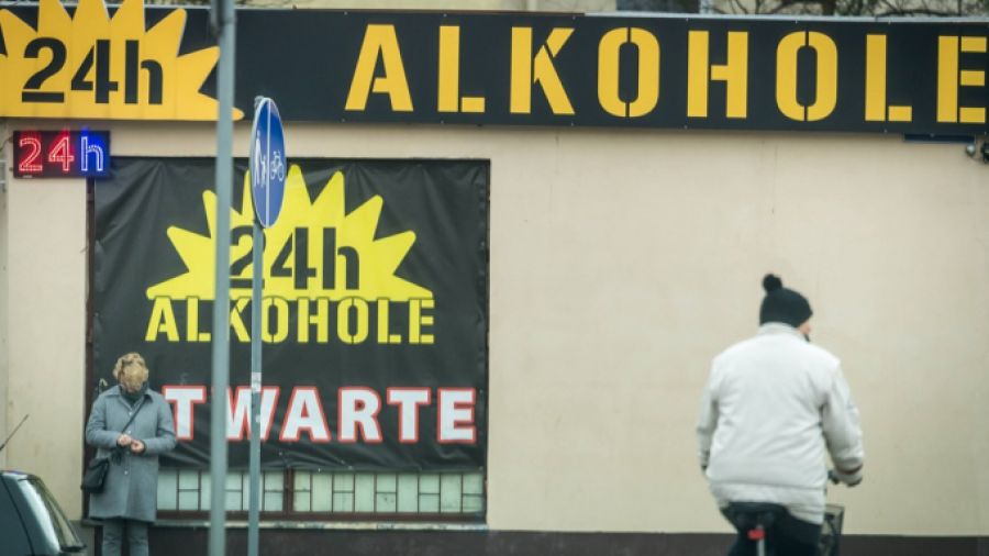 Poznań: zakaz sprzedaży alkoholu na Ogrodach od 22:00 do 6:00 (fot. PAP/Tytus Żmijewski)