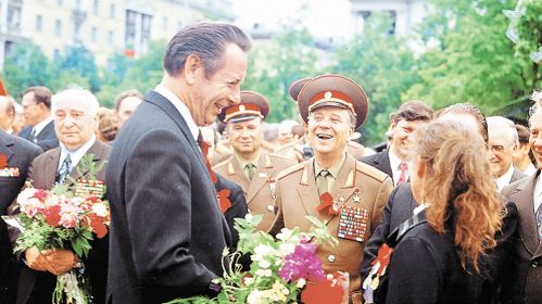 Петр Машеров здоровается с ветеранами. Фото: vitbichi.by