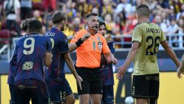 Sędzia Jarosław Przybył w trakcie meczu PKO BP Ekstraklasy pomiędzy Pogonią Szczecin a Górnikiem Zabrze. Arbiter w pomarańczowej koszulce trakcie stykowej sytuacji, w której piłkarze kłócą się z nim i podważają kolejną błędną decyzję