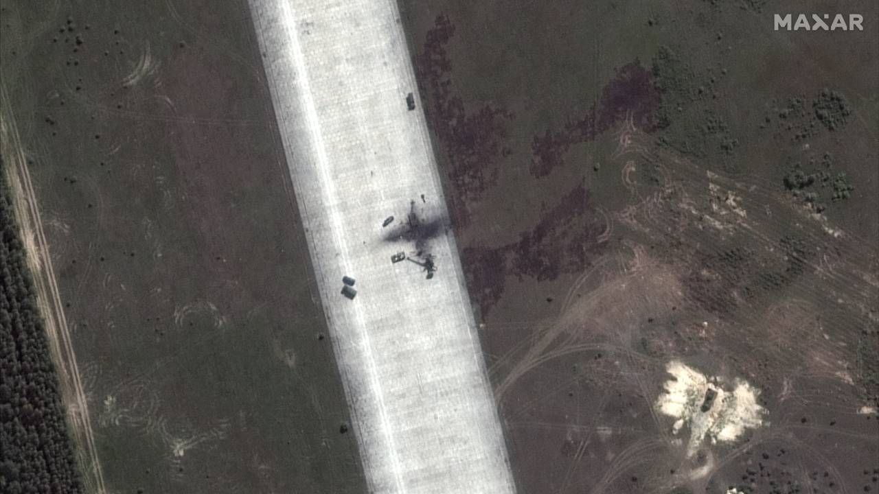 Lotnisko Ziabrauka. Zdjęcia satelitarne (fot. PAP/EPA/MAXAR TECHNOLOGIES / HANDOUT)