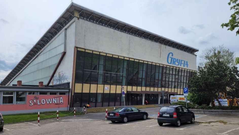 Słupska hala "Gryfia" pamięta wiele – także te kiepskie czasy (fot. własne) Słupska hala "Gryfia" pamięta wiele – także te kiepskie czasy (fot. własne)
