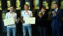 Hanna Wawrowska (druga z prawej) została wiceprzewodniczącą Międzynarodowego Komitetu Fair Play (fot. PAP). Ujęcie z ceremonii wręczenia nagród Fair Play. Dwaj młodzi mężczyźni, prawdopodobnie sportowcy, stoją po lewej stronie, trzymając dyplomy i statuetki, a dwoje dorosłych, w tym kobieta (możliwie Hanna Wawrowska) i mężczyzna w garniturze, bije im brawa. Obraz ten ilustruje ideę Fair Play, którą promuje Międzynarodowy Komitet Fair Play (CIFP), do którego Hanna Wawrowska została wybrana na wiceprzewodniczącą (fot. PAP).