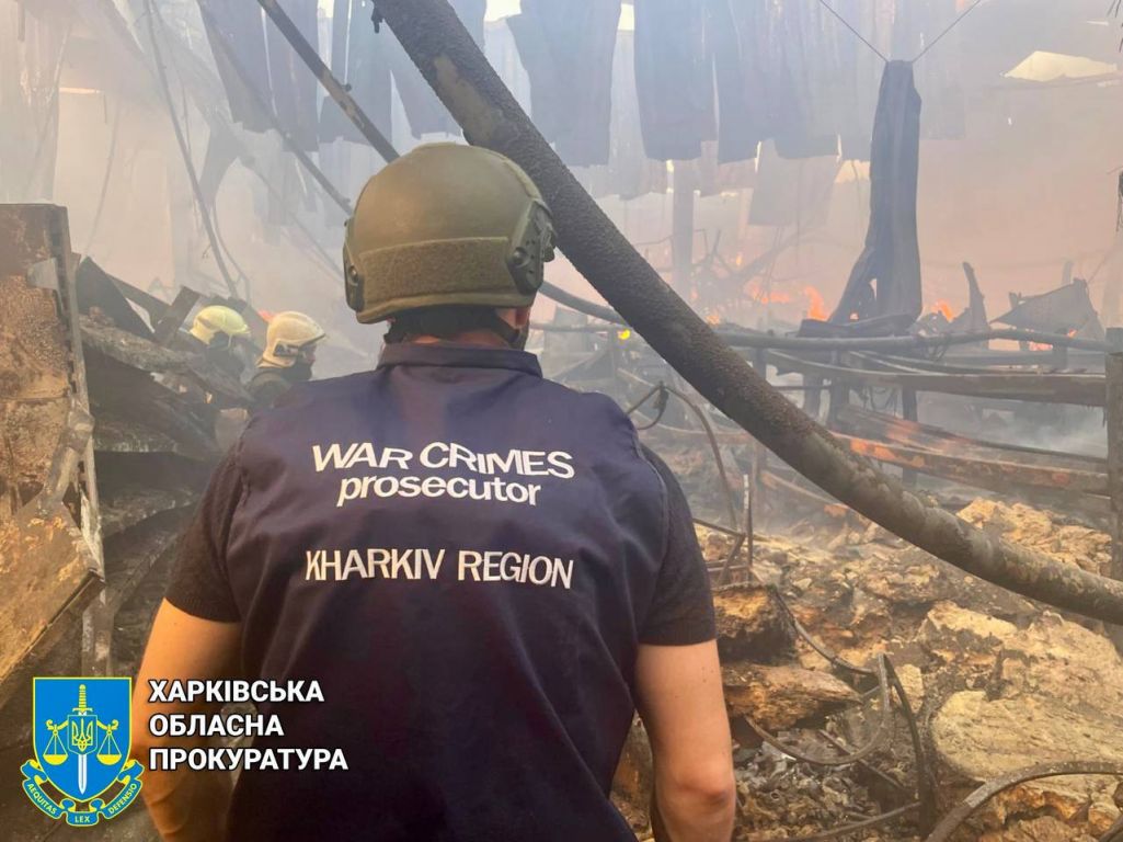 На месцы абстрэлу гандлёвага цэнтру ў Харкаве. (Фота: Харківська обласна прокуратура / Telegram)